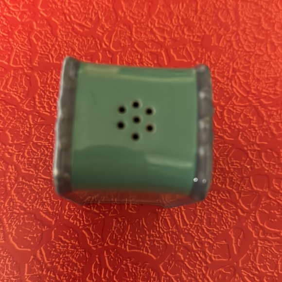 Epcot food and wine festival 2022 trash can salt /pepper shaker Disney Parks WDW - Picture 4 of 6